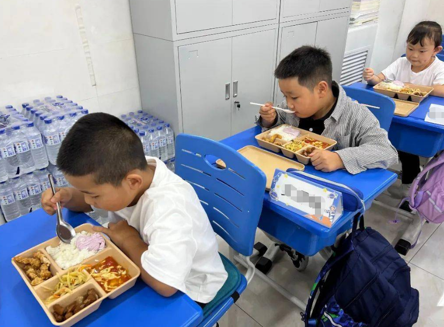 请假辞职去送饭, 家长对“预制菜”态度明显, 为何学校还执迷不悟