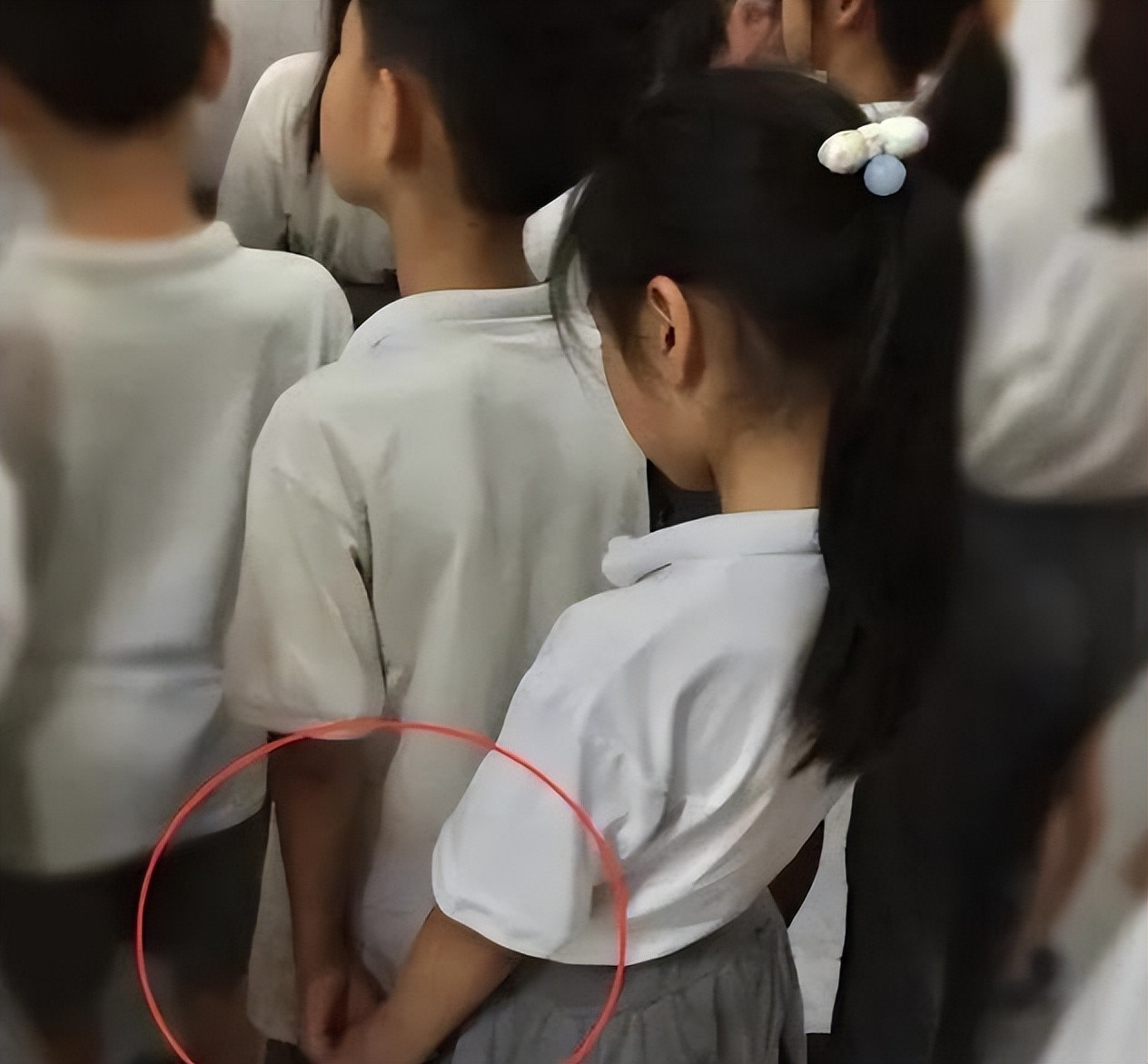 为防止中学生早恋, 校长设计“特殊校服”, 家长看后竖起大拇指