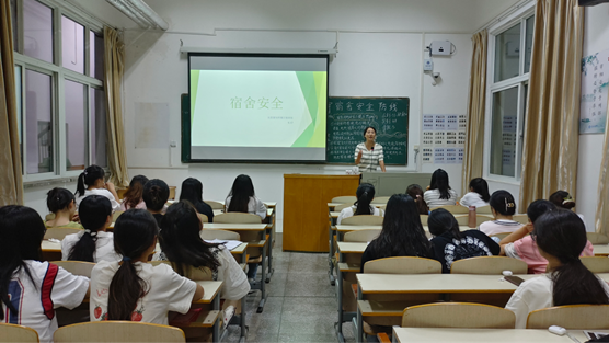 南阳师范学院水资源与环境工程学院开展“强化宿舍安全意识, 筑牢宿舍安全防线”主题班会