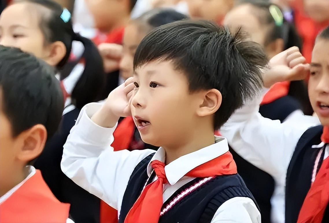 “伪复姓”掀起新潮流, 家长洋洋自得, 学生在学校“抬不起头”