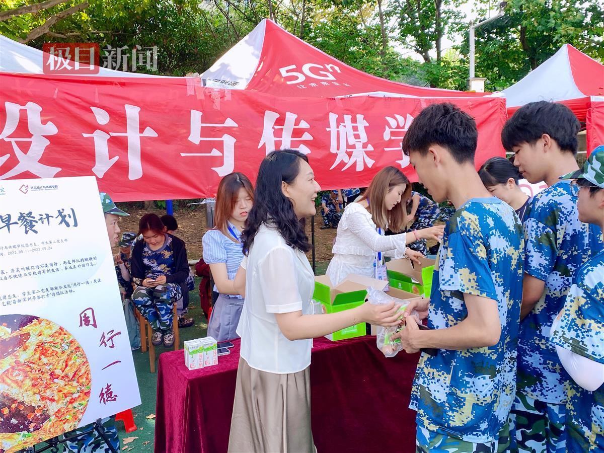 武汉一高校新生“军训早餐打卡”刷屏朋友圈