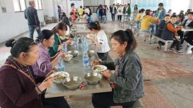 灰山港镇檀树塘小学: 家长走进食堂, 共享美好“食”光