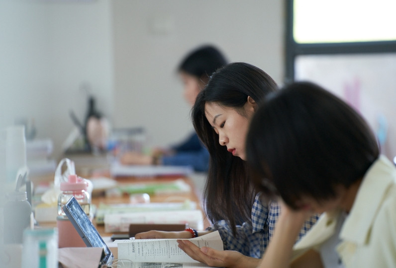 学生埋怨考编考研太难, 张雪峰道出实情: 谁让你报了这么个专业