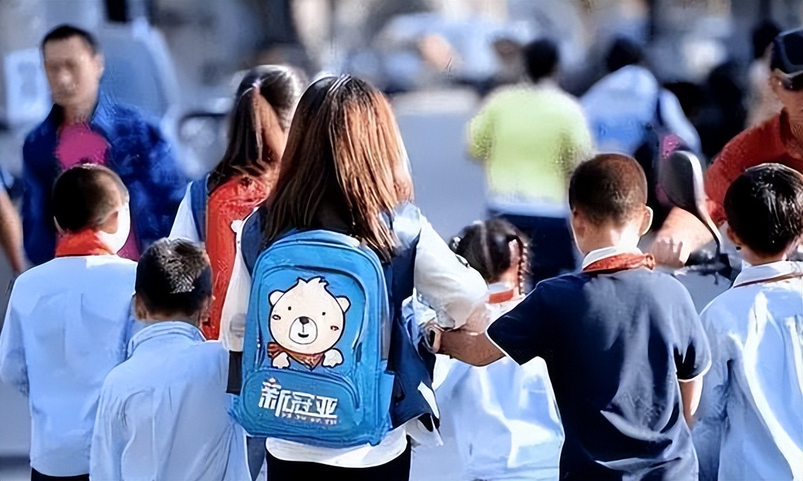 “奶头乐”在中小学校园悄然流行, 学生们深陷其中, 家长担忧不已