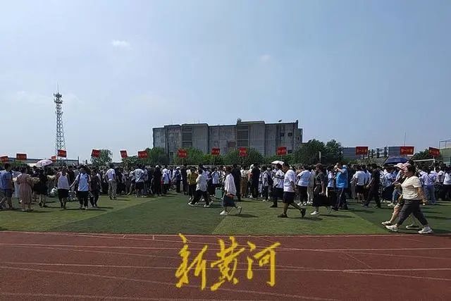 河北一民办初中向家长收6万多元“捐赠费”还只要现金? 当地教体局回应