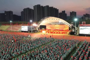 广东一高校开学典礼上, 近9000新生唱响《歌唱祖国》