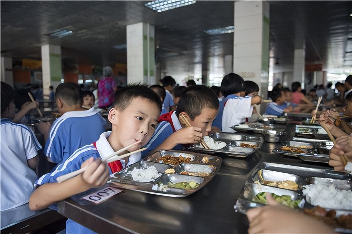 中小学教职员工都不吃的饭菜, 怎能让家长放心?