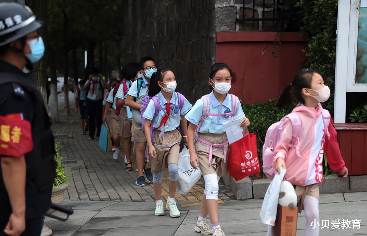 学生扎堆玩“萝卜刀”引热议, 重庆中小学周围热销, 模仿刺和捅