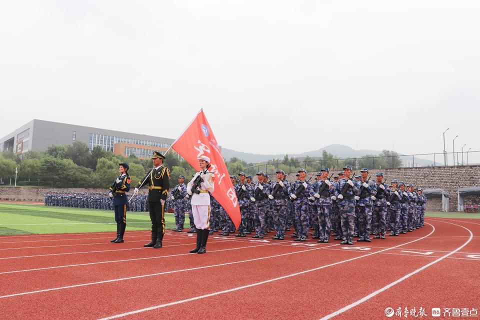 直击现场! 山东旅游职业学院3145名新生军训汇演全程高燃