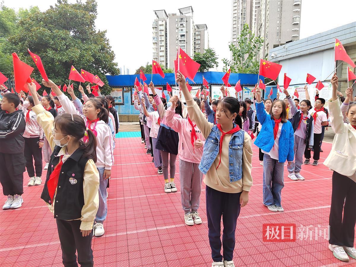 给每人发一面小国旗, 武汉这所小学布置“护旗作业”