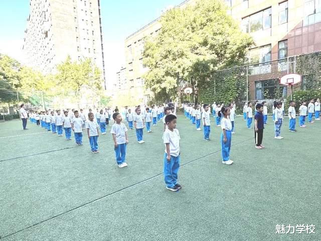 北京中学润丰分校小学部举办“庆双节”团体操展演