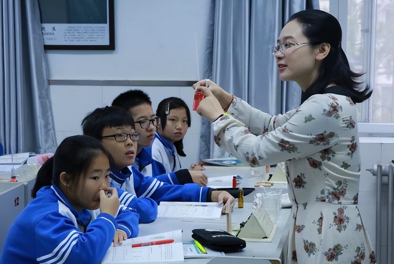 女老师被家长气坏, 一学期被举报十多次, 奇葩理由让您想象不到