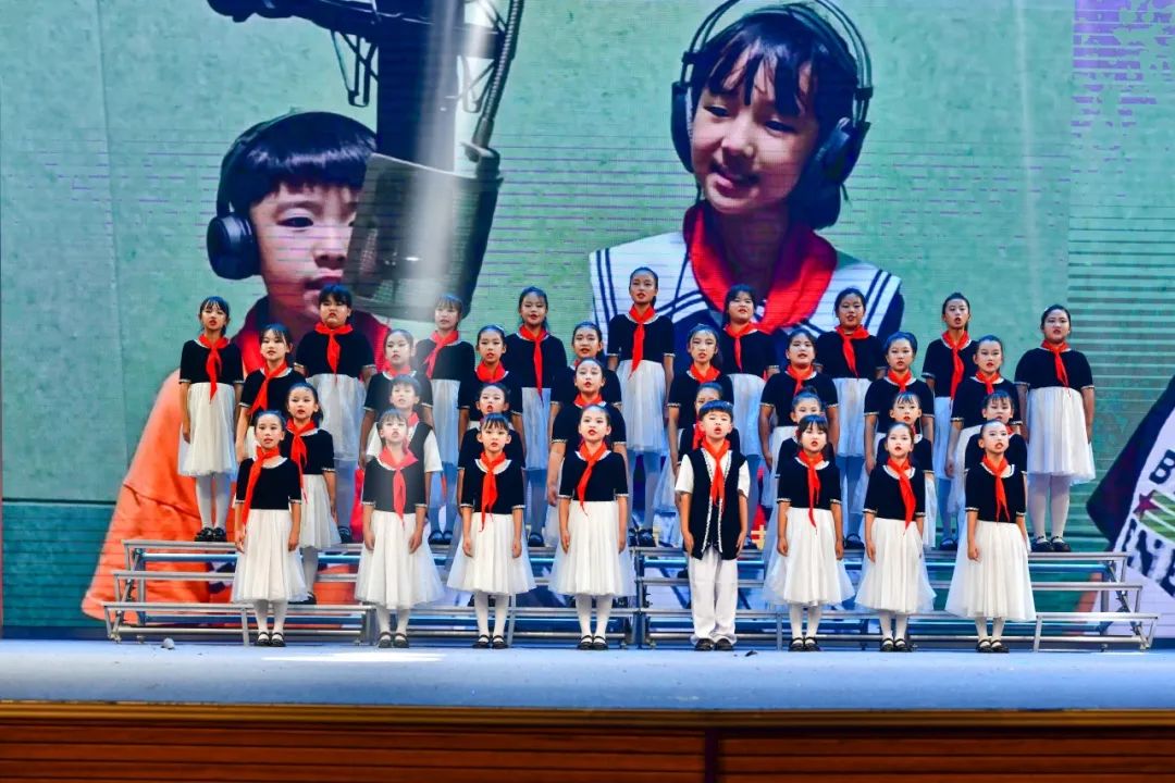 曹妃甸国开实验学校第一届学生首次登台演出向祖国献礼