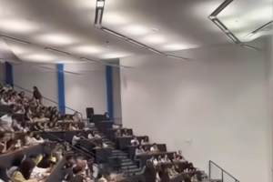 留学生晒英国的大学课堂, 台下300多名学生全是中国人: 反向留学