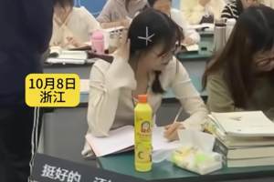 女大学生着急上课, 误把洗洁精当成保温杯, 筷子当作笔, 老师无语