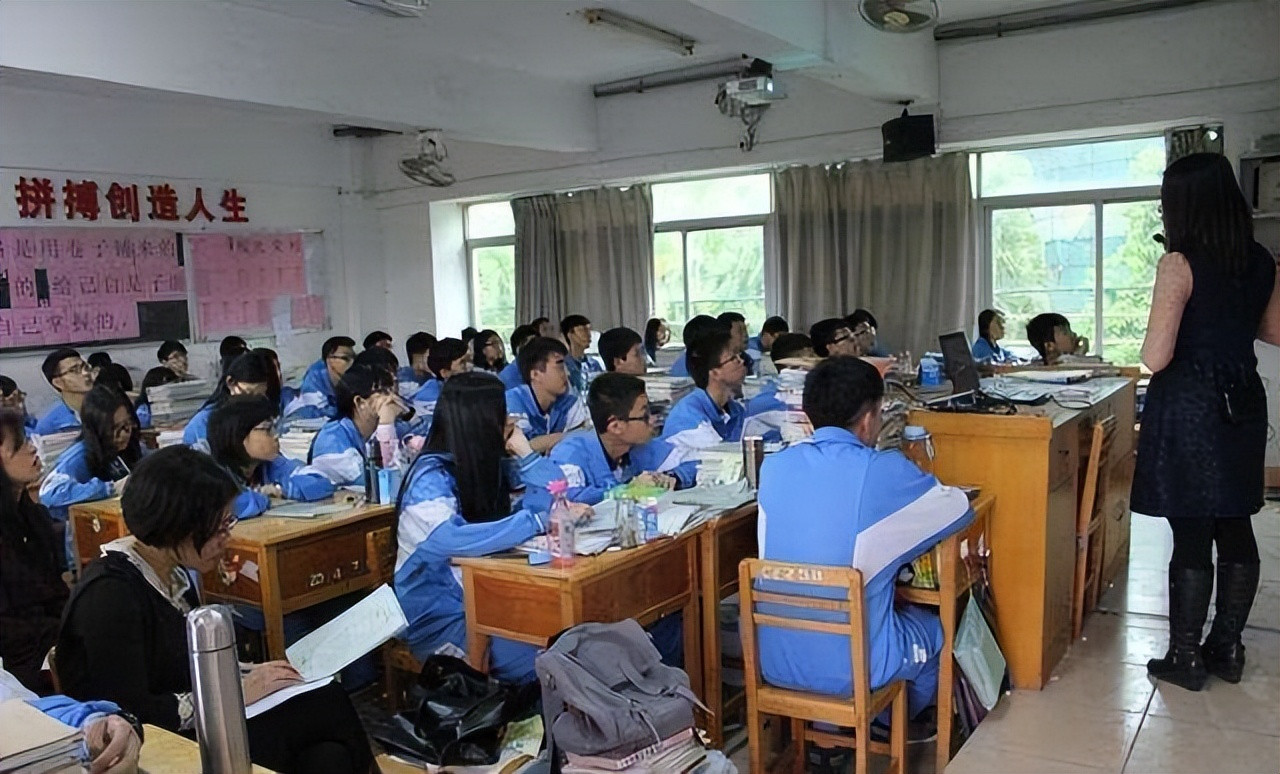 青春期叛逆, 初中生动手打妈妈, 学习成绩和早恋是导火索