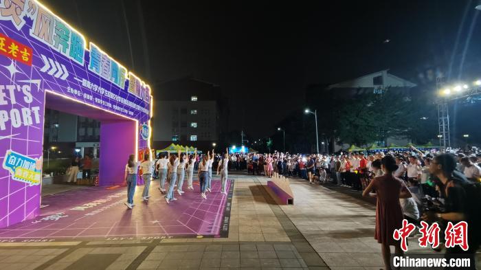 亚运冠军领跑 暨南大学3700多位学子参与荧光夜跑