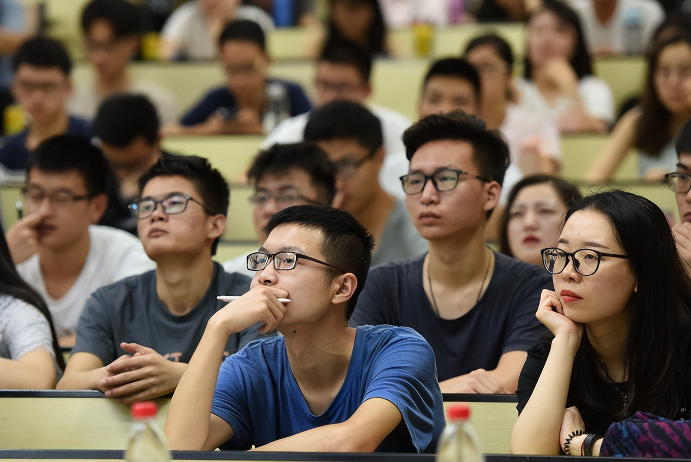 妈妈陪大学生女儿上课, 同学: 阿姨这课你就上吧, 谁上谁难受!