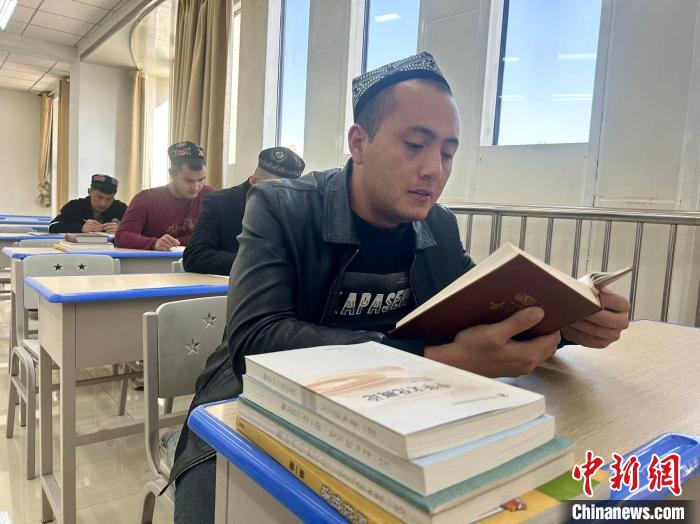 新疆伊斯兰教经学院学生: 我在这里学习很安心 没有后顾之忧