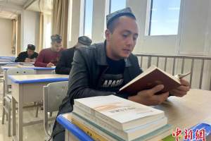 新疆伊斯兰教经学院学生: 我在这里学习很安心 没有后顾之忧