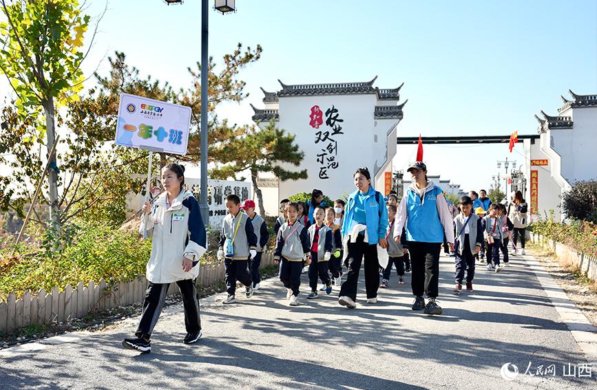 走进“田间课堂” 体验丰收之乐