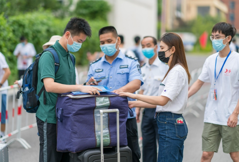 大一宿舍门上“标语”火了, 本以为是礼貌拒绝, 殊不知早得罪人了