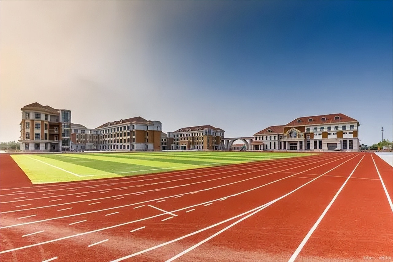 学生模仿领导到学校视察, 竟连校长都唬住了, 学校的回应让人愤怒