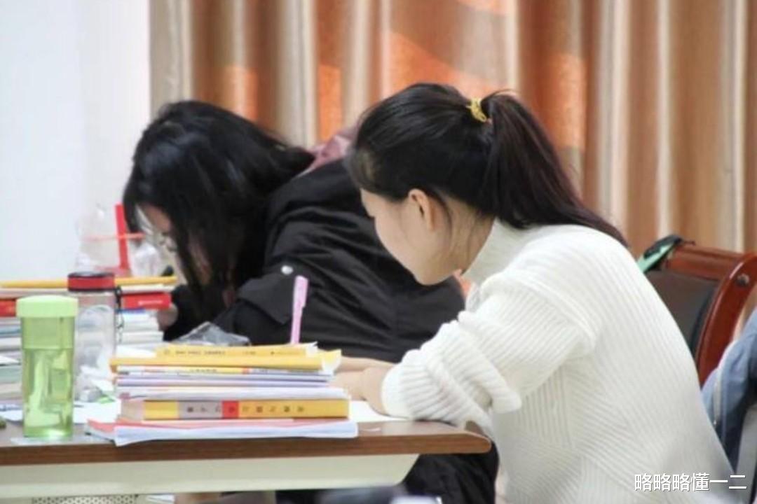 大学生校园里捡钱却笑不出来, 期末考试不保了, 大学生也信玄学?