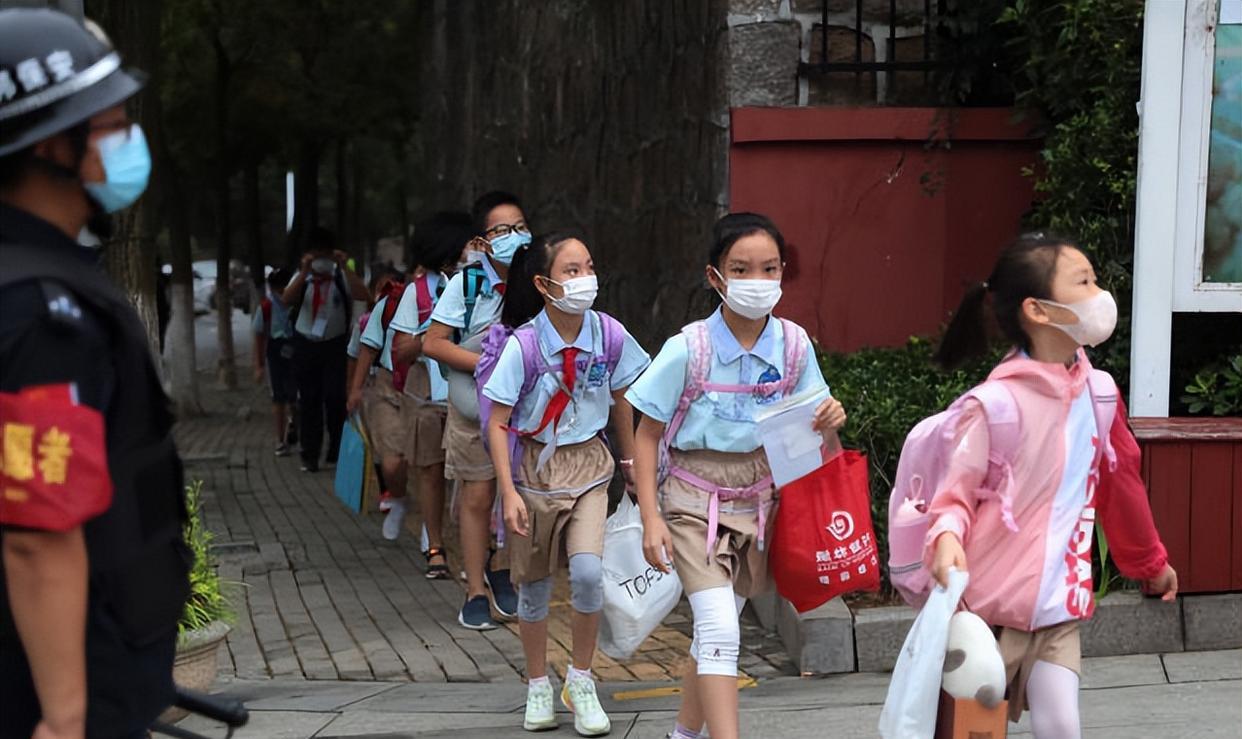 老师吐槽“课间圈养现象严重”, 引家长共鸣, 网友: 还不是怨学校