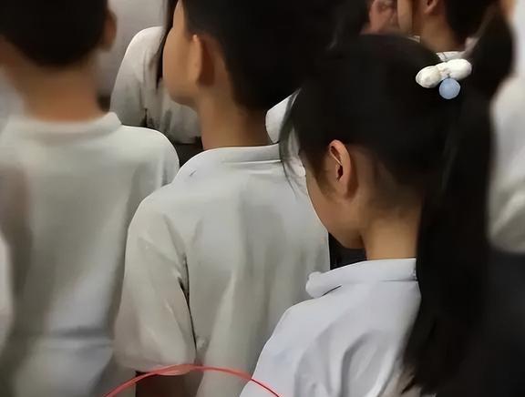 为避免中学生早恋, 校长设计“特殊校服”, 家长看后竖起大拇指