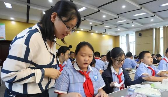 中小学教师将迎来A岗, 正式落实弹性上下班, 山东等地已领先响应