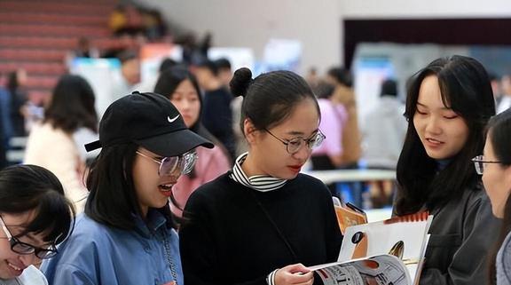 同为专科, “高等专科”和“职业技术学校”区别很大, 考生要谨慎