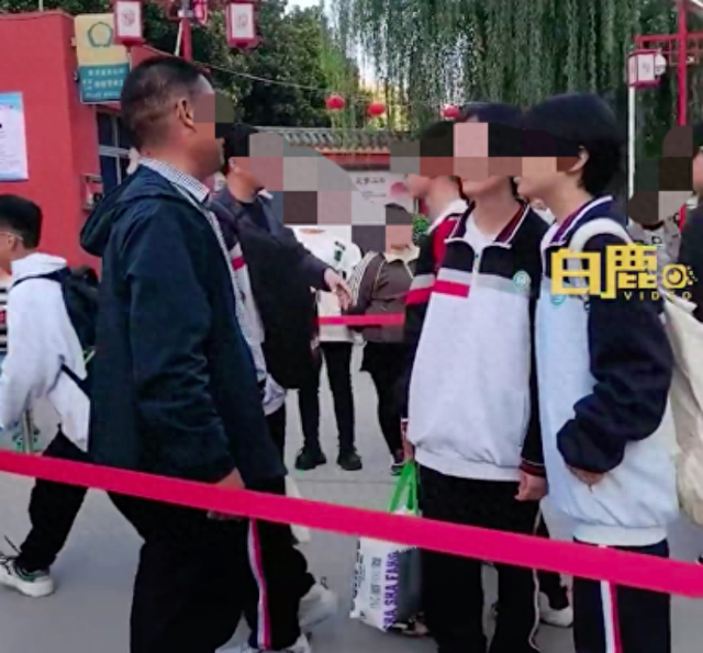 中学要求女生剪短发不合格不能入校, 校方回应: 有些女生上课会撩头发, 本意是让学生安心学习