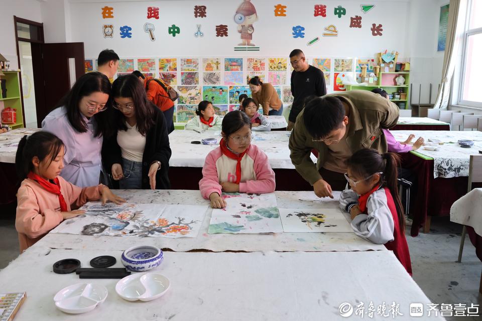 曲师大美术学院教授团队国画与书法美育进校园活动走进招贤小学