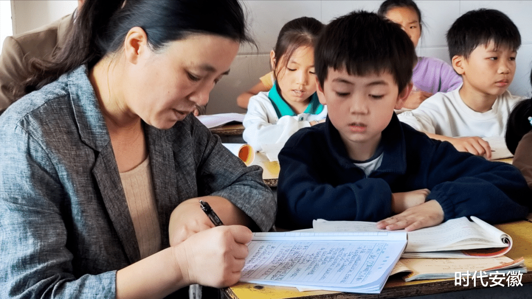 阜阳阜南赵集镇中心学校到中心小学进行“推门听课”活动