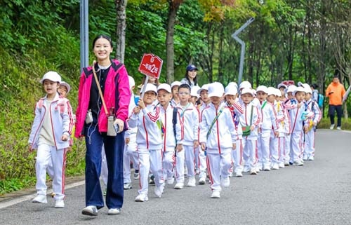 徒步挑战赛! 重庆这所小学用新方式“打开”体育节