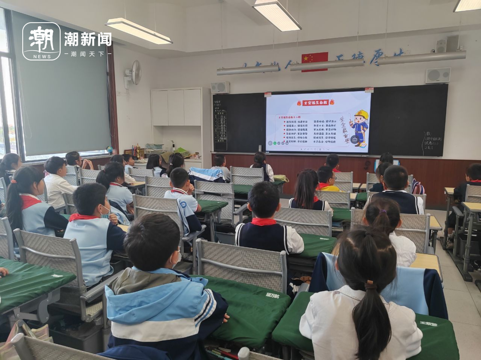 戴上AR眼镜, 大学携手小学一起进行消防安全主题教育活动