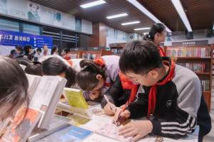 武汉这所小学把书店变成第二课堂