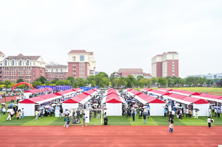 沪上医学生供需两旺, 毕业生现场一口气投10家医院, 非毕业班学生也观摩求职