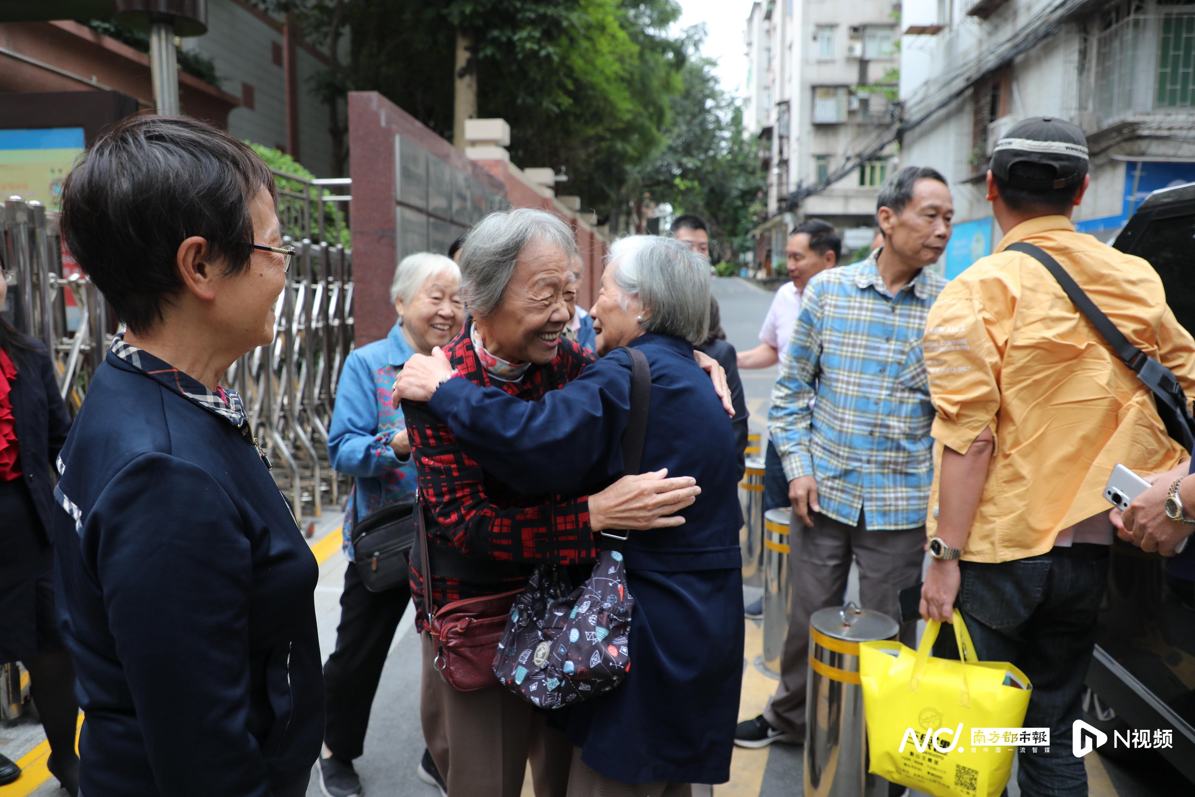 91岁高龄首任校长回校! 与广州市华颖外国语学子热情击掌