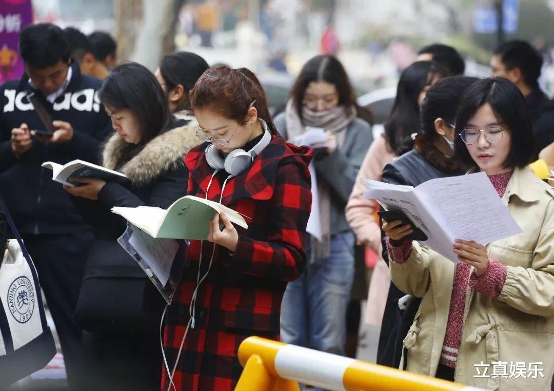 事业编、公务员考试人满为患名场面