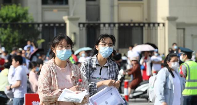 家长帮高考生选城市, 张雪峰给出4个维度, 能占3条就是好地方