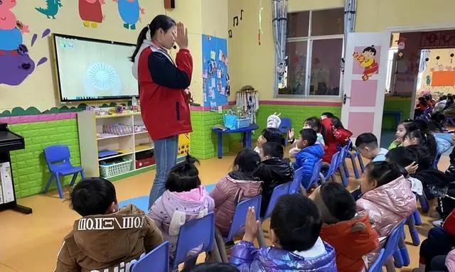 “设计这种笔, 是为了伤害学生吗? ”女幼师愤怒喊话设计师