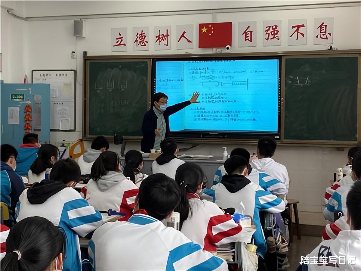 学校不公布学生成绩和排名, 家长群炸了锅, 家长应该如何应对?