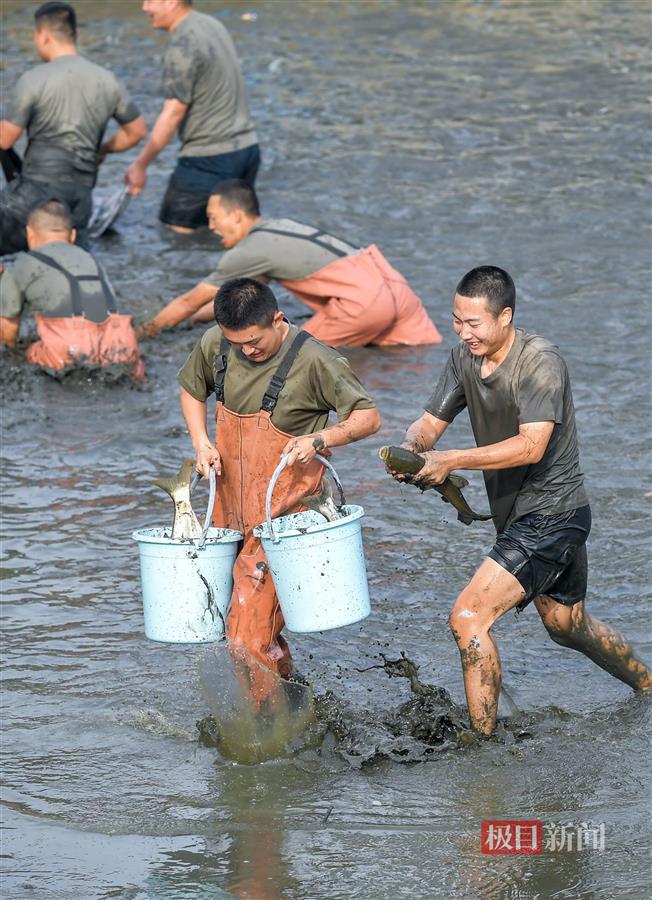 大学生、军事生齐上阵捕鱼, 武汉这所高职“渔”教于乐