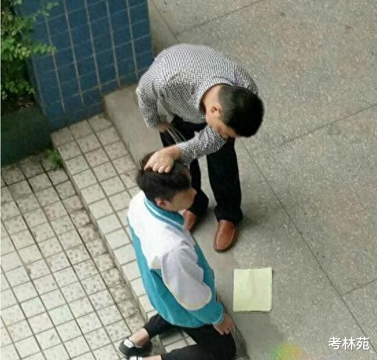 山东一小学老师粗暴踢打多名学生, 学校回应: 停课并道歉