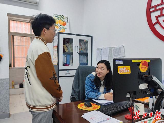 她的办公室在学生宿舍楼, 学生都爱和她聊聊天