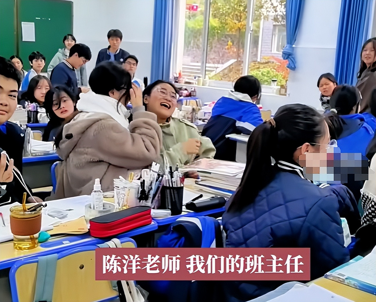 这个班主任叫陈洋, 自费给学生做挡风被, 有几个老师能做到?