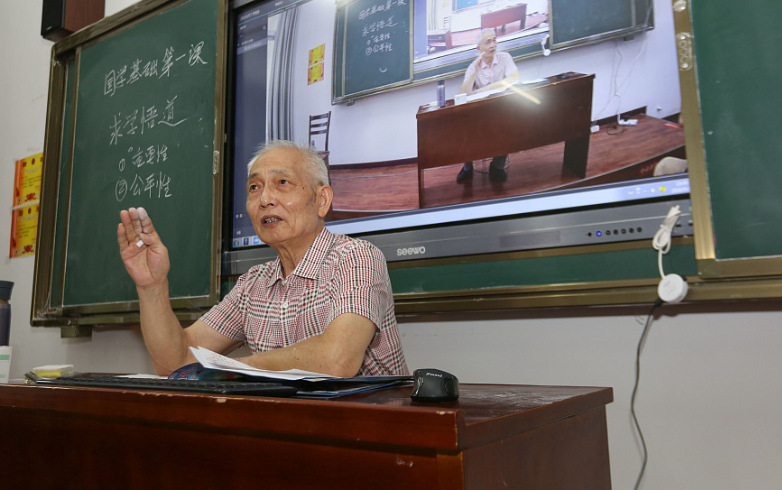 很多高校出现降薪趋势, 手段跟企业很相似, 中小学老师也跟着忧心