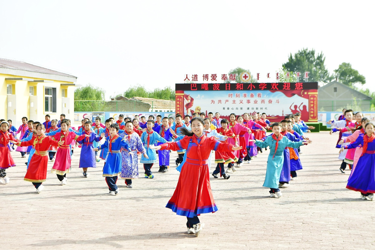 孩子们住进新宿舍楼